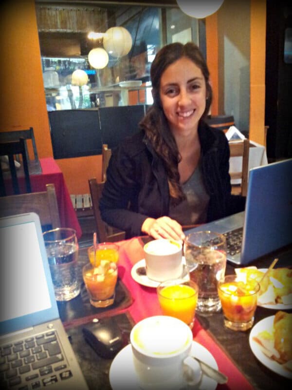con Lu trabajando y aprendiendo en un café en Tucuman
