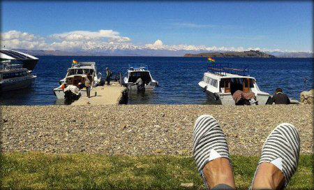 Meditando a orillas del lago Titicaca, Bolivia.