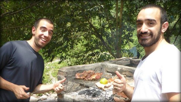 Santi y Mati en la Quebrada de San Lorenzo cocinando un asado