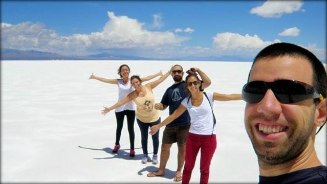 El minimalismo viajero te permite disfrutar más En Salinas Grandes, Jujuy, Argentina.