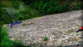 grupo haciendo escalada en roca